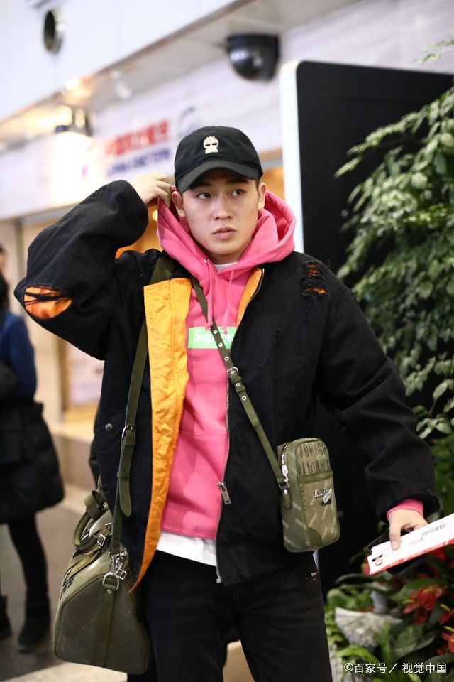 欧豪穿"粉嫩少年装"滑稽又可爱,网友:这是准备招桃花吗?